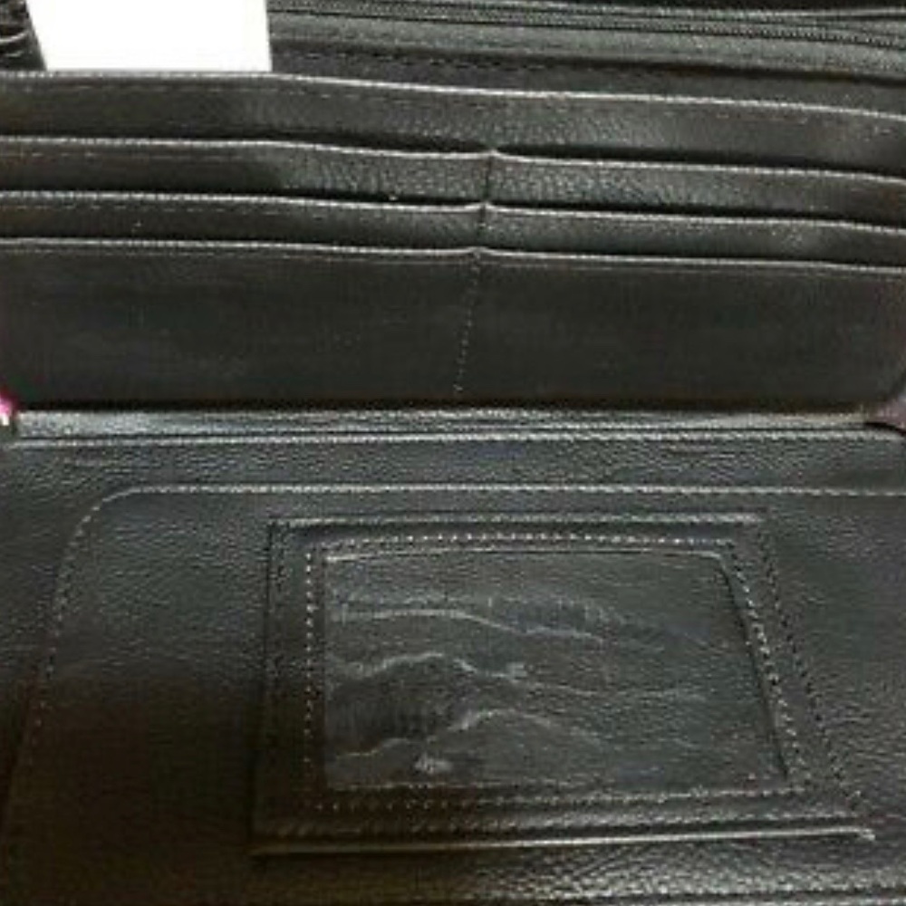 NWOT Betsey Johnson Hot Pink Skull Wristlet. 🛑 - Picture 3 of 4